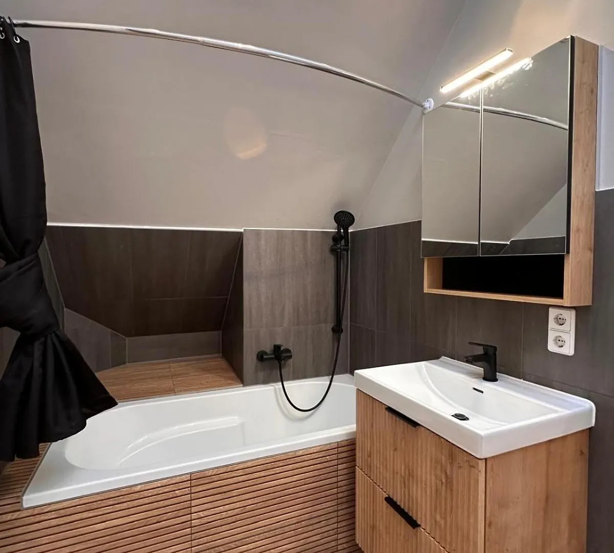 Design Apartment Auf 2 Etagen Mit Balkon Nahe Isar & Innenstadt Muenchen